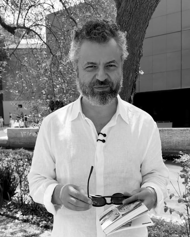 João Correia em seu escritório, cercado de livros de arte